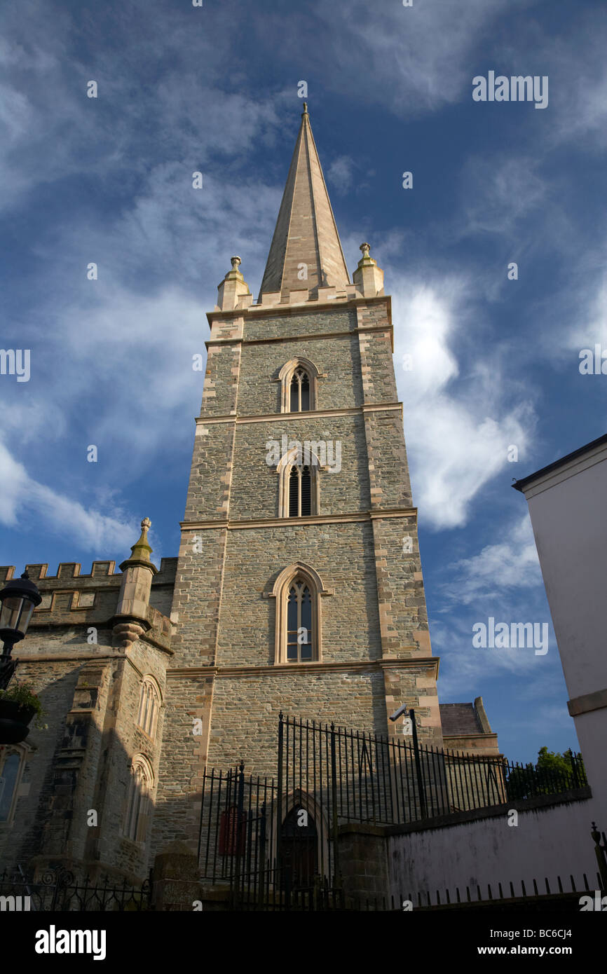 La torre e la guglia di san columbs chiesa cattedrale di Irlanda chiesa dentro la città fortificata di derry contea di Londonderry Foto Stock