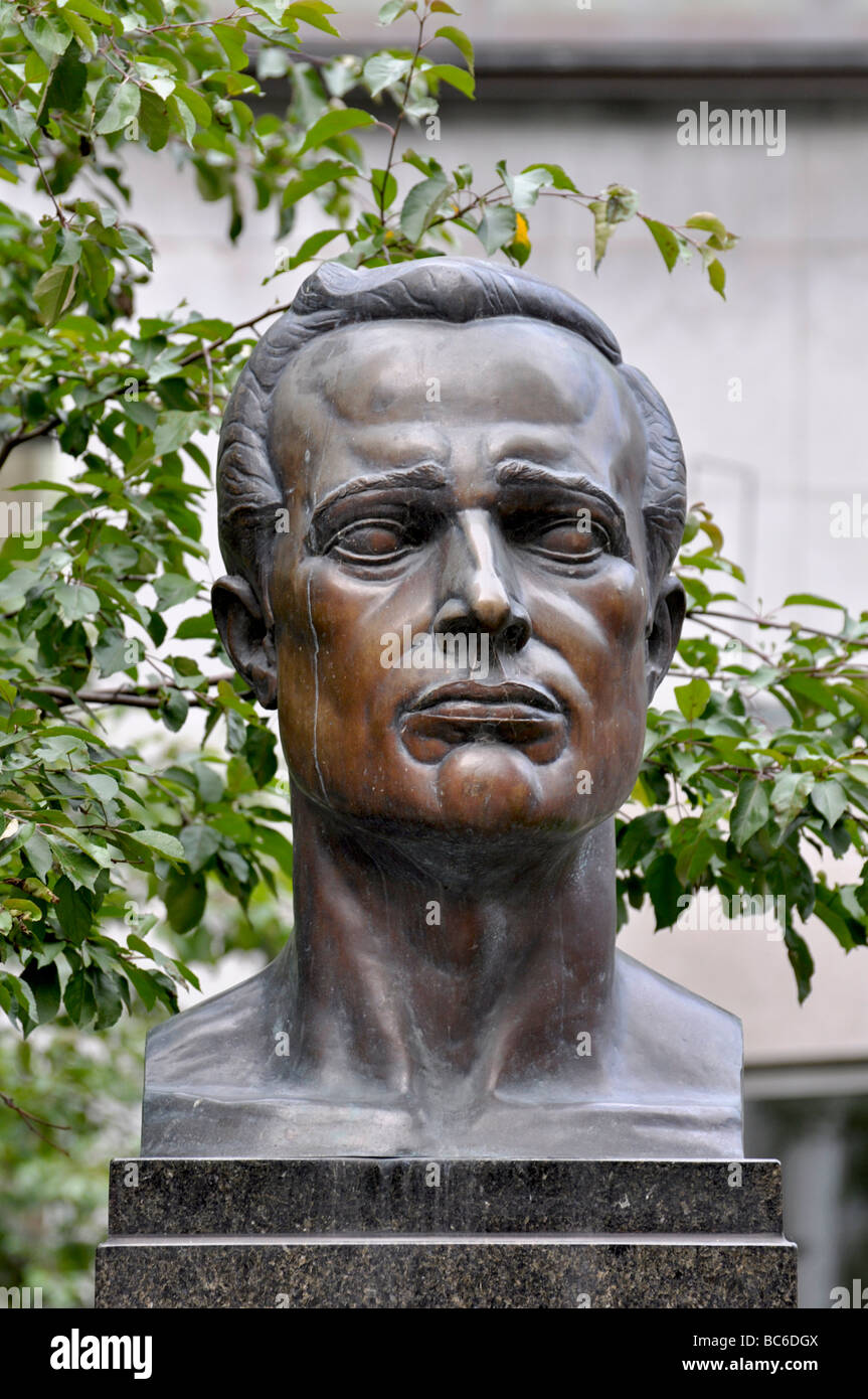 Busto di Raoul Wallenberg sorge in Piazza Wallenberg dietro a Cristo la Chiesa Cattedrale della città di Montreal. Foto Stock