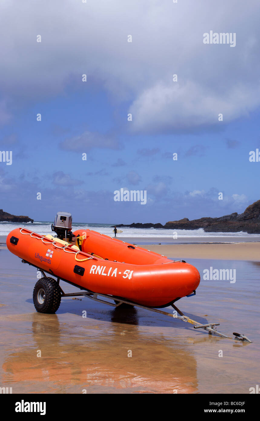 Vista da Crantock Beach, Cornwall, affacciata sul mare con bagnino di salvataggio gonfiabile di barca veloce sulla sabbia in primo piano. Foto Stock