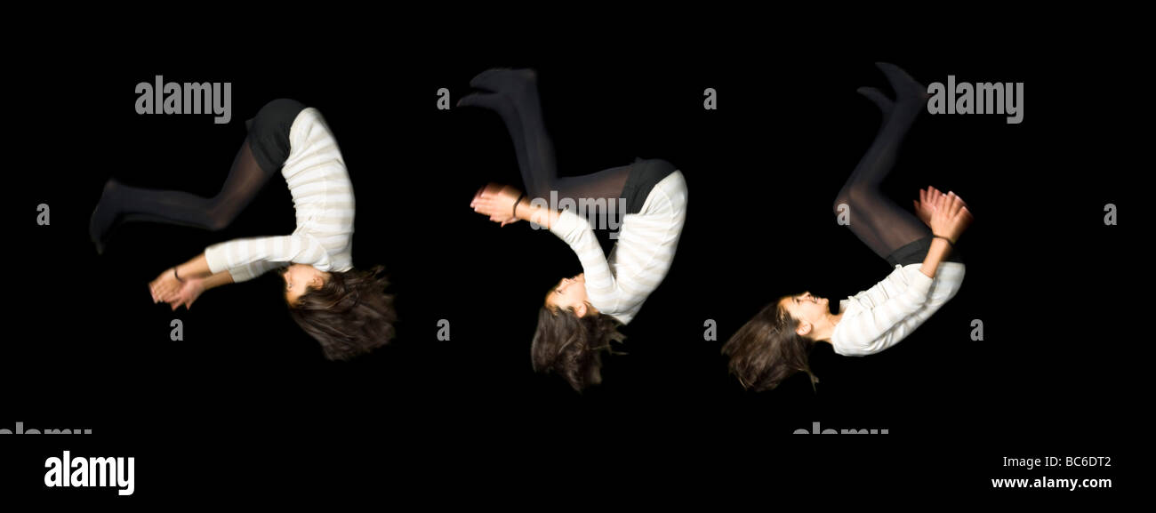 Una immagine 3 sequenza di cucitura di una giovane ragazza caucasica (12) esegue una capriola durante la notte su un trampolino. Foto Stock