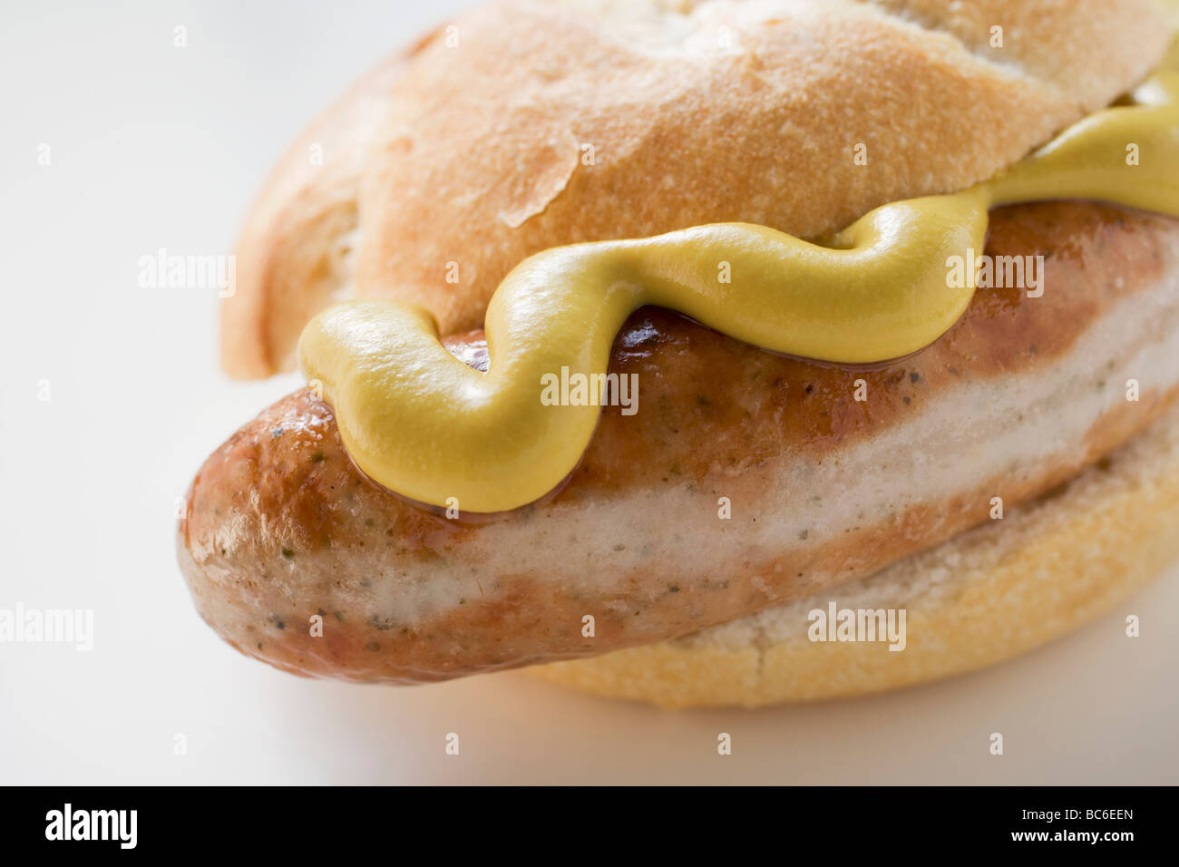 La salsiccia (Bratwurst) con senape in pane - Foto Stock
