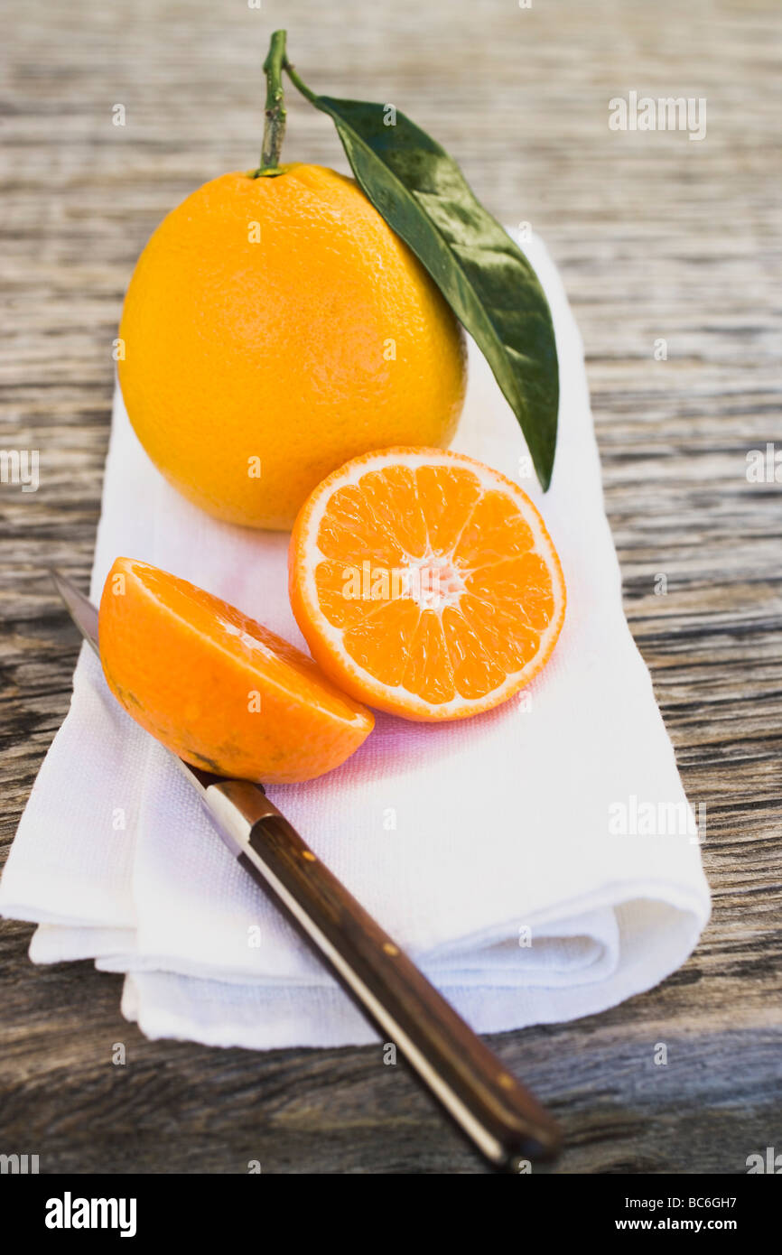 Tutta arancione e due metà di colore arancione sul panno bianco - Foto Stock