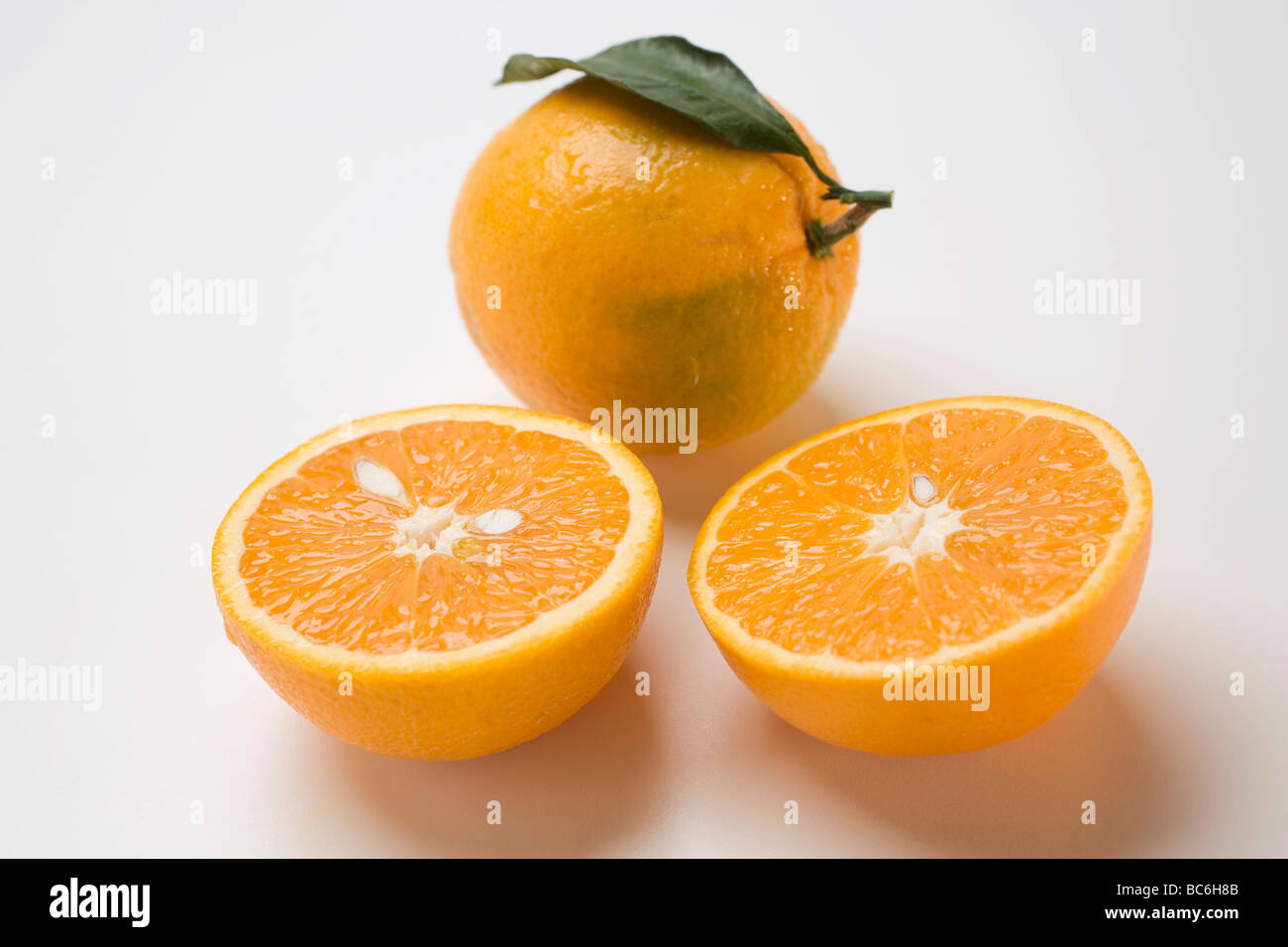 Due metà di colore arancione nella parte anteriore del tutta arancione con foglia - Foto Stock