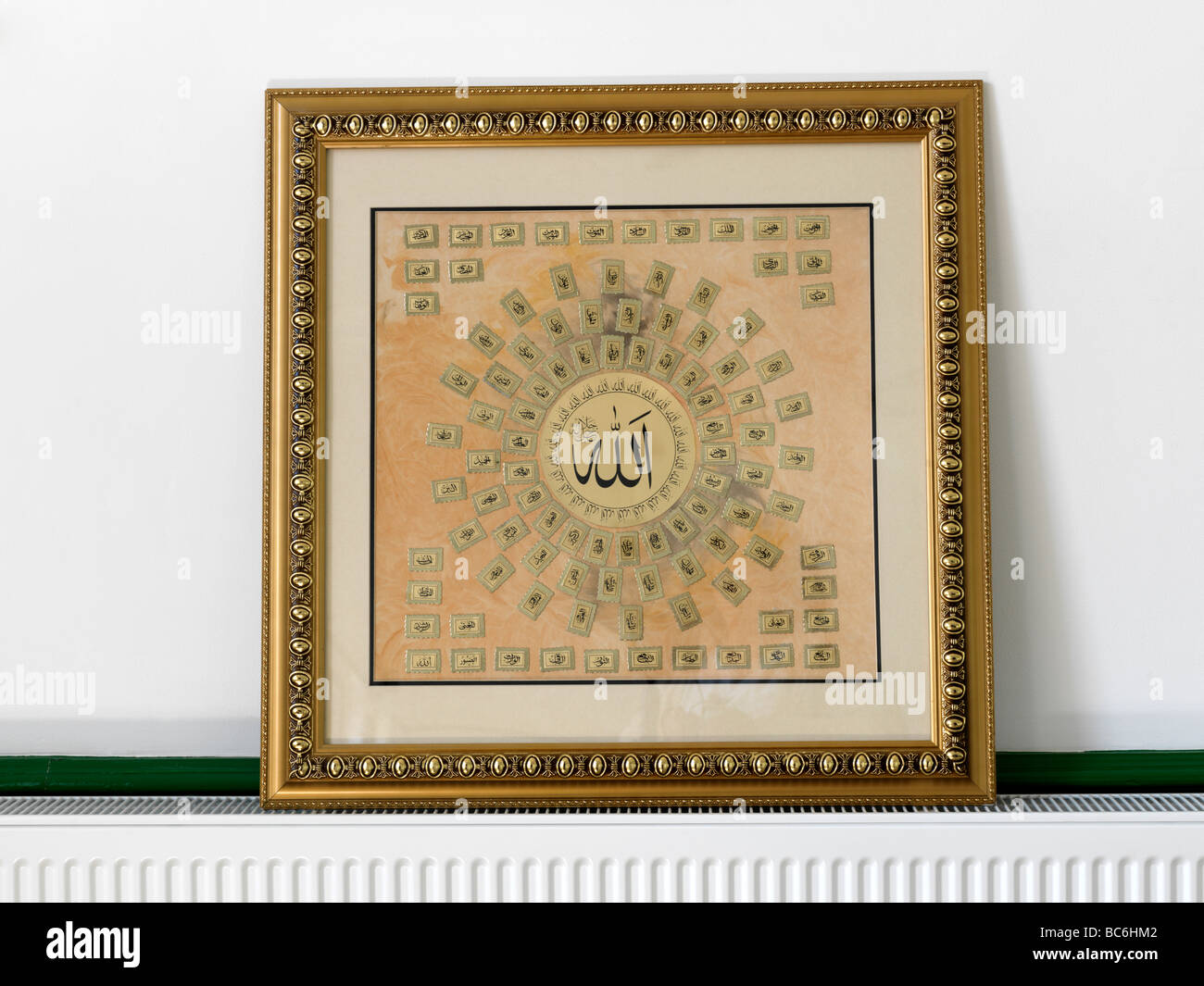 99 nomi di Allah Epsom moschea in Ex St Barnabus Chiesa tutte le Eprom Surrey in Inghilterra Foto Stock