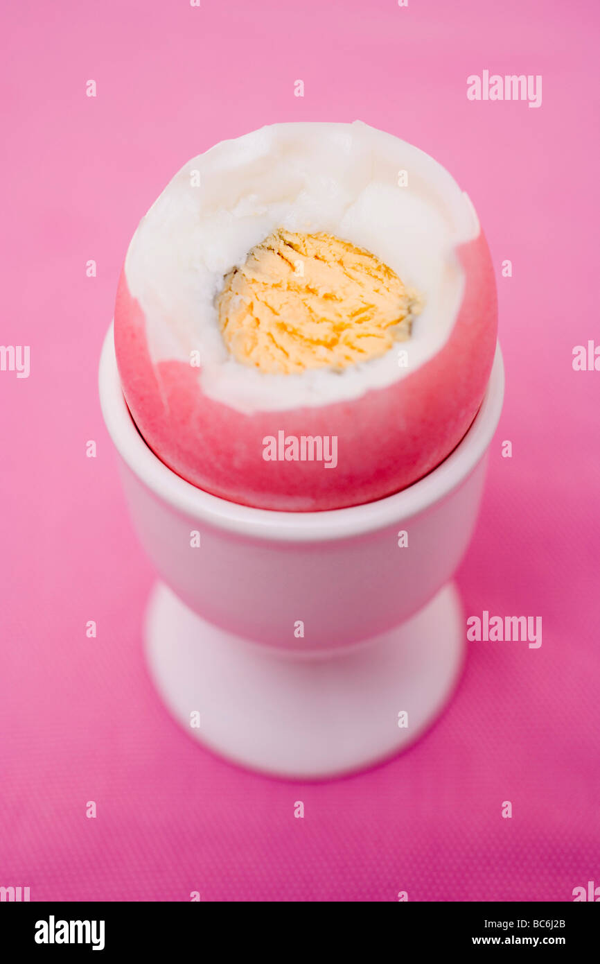 Colorata uovo bollito in eggcup (con top cut off) - Foto Stock