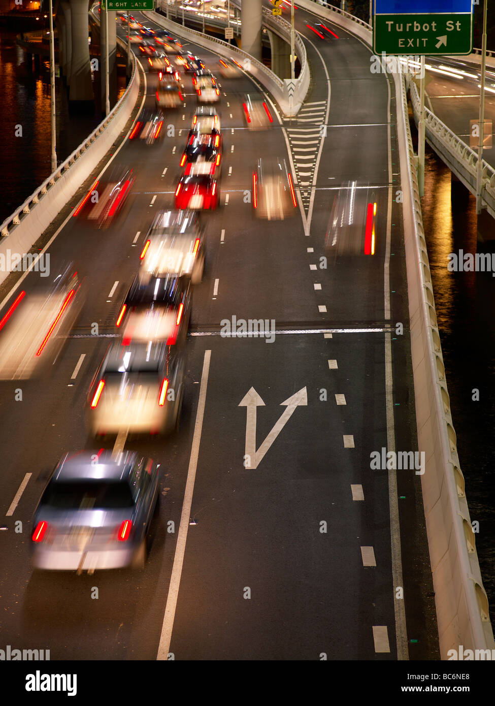 Il traffico sulla superstrada lungo il Fiume Brisbane Australia Foto Stock