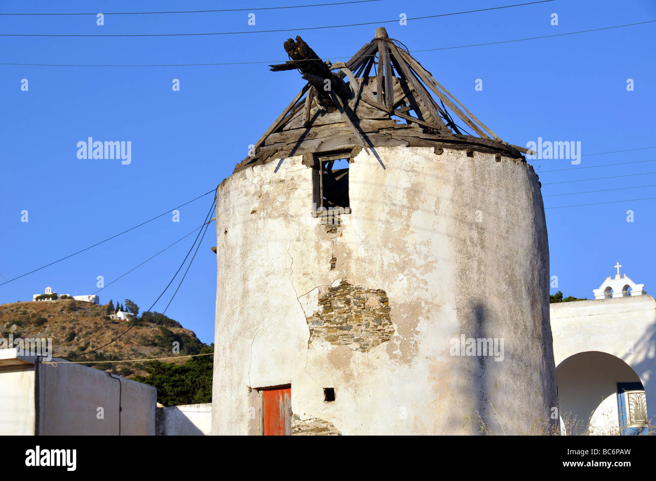 Un vecchio mulino a vento, Marpissa, Paros, Grecia. Foto Stock
