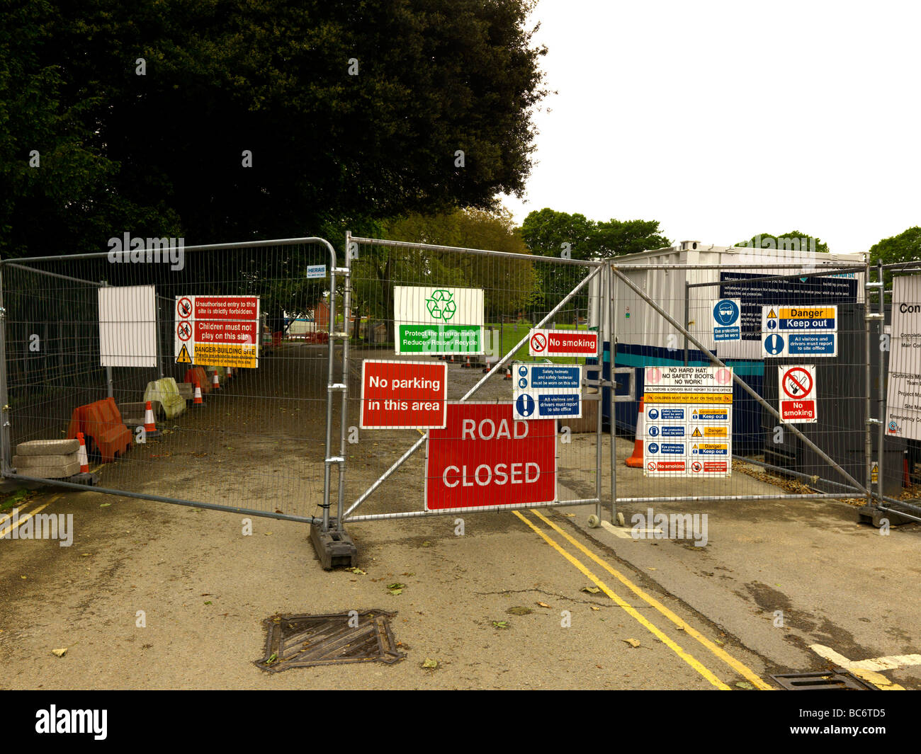 Strada chiusa e cartelli di avvertimento Salisbury Wiltshire Foto Stock