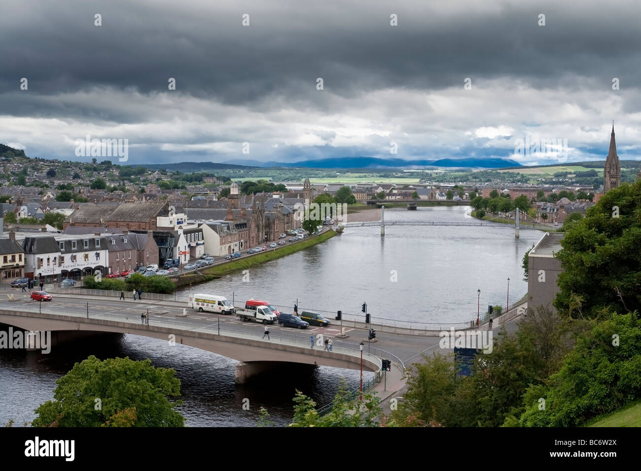 Un ponte sul fiume Ness, Inverness. Foto Stock