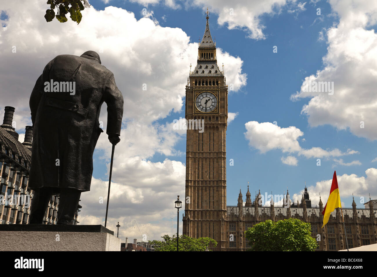 Statua di Winston Churchill guardando oltre la Casa del Parlamento Foto Stock