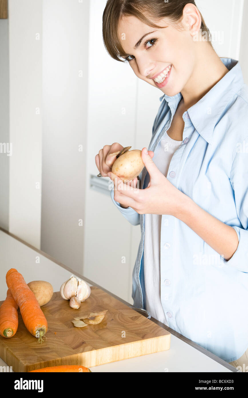 La donna la pelatura di patate Foto Stock