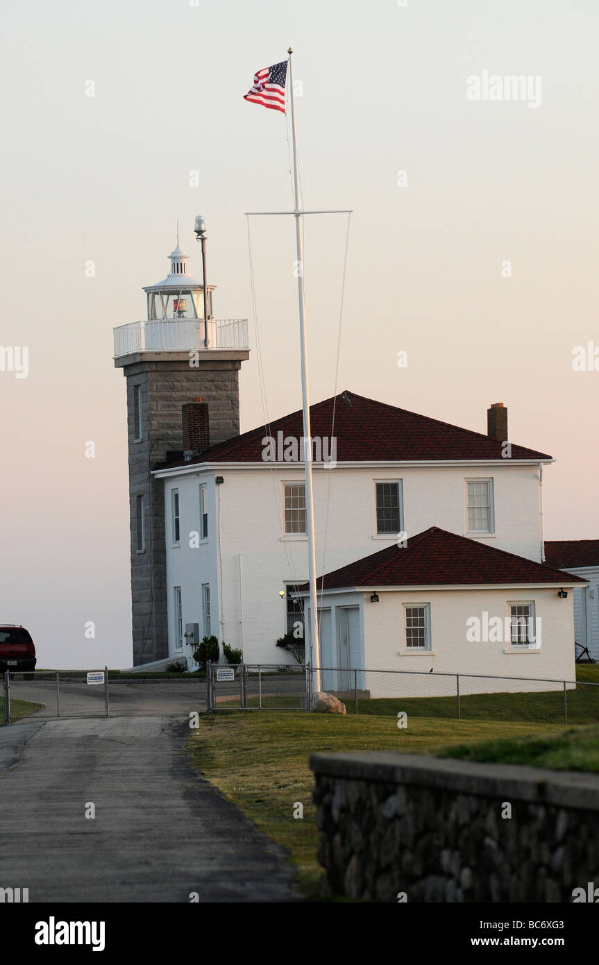 Stazione della Guardia costiera e la luce la casa a guardare la collina in Rhode Island Foto Stock