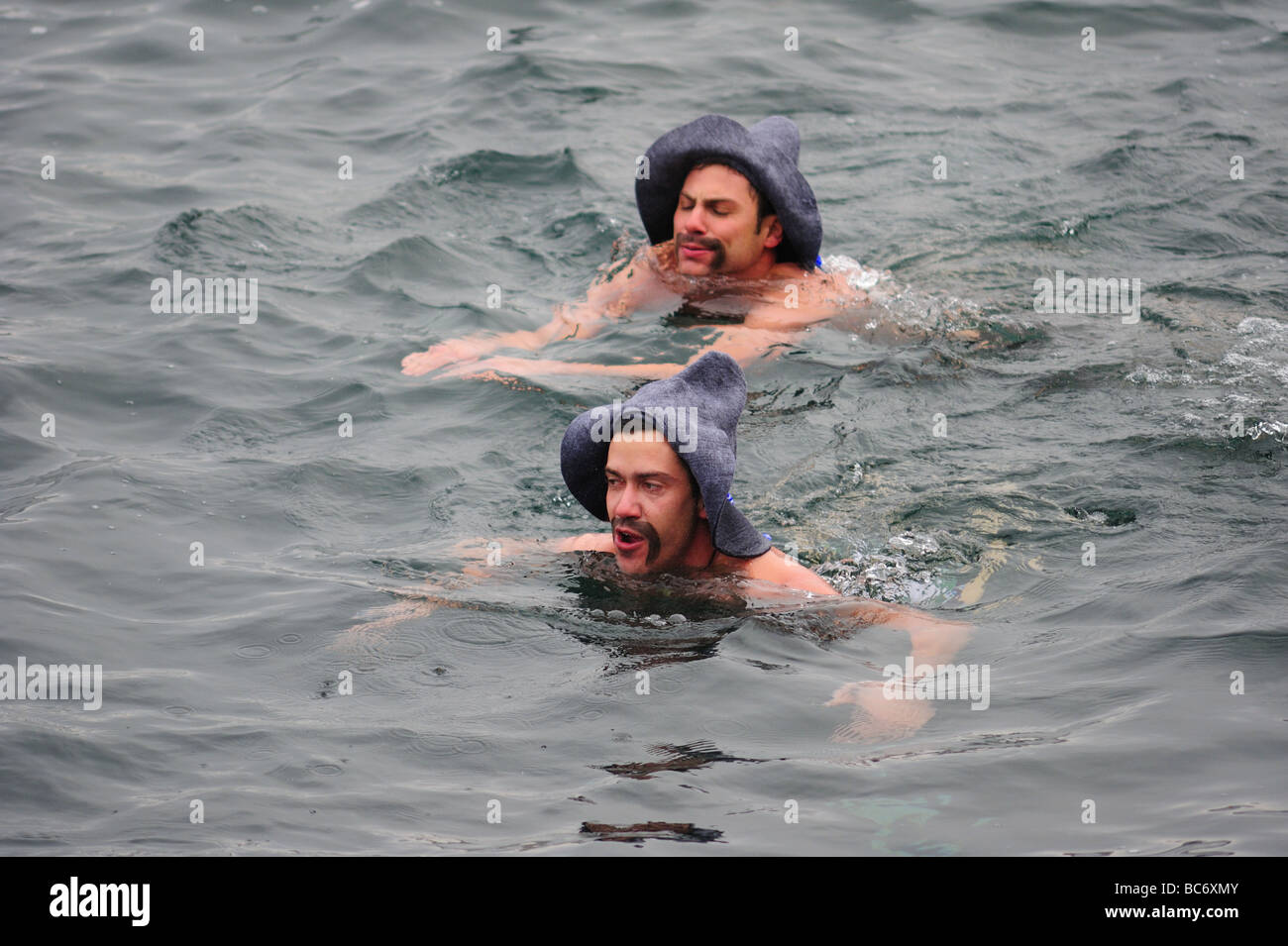Due concorrenti che prendono parte alla Coupe de Noël, una piscina invernale gara tenutasi a Ginevra nel congelamento di acque del Lac Leman Foto Stock