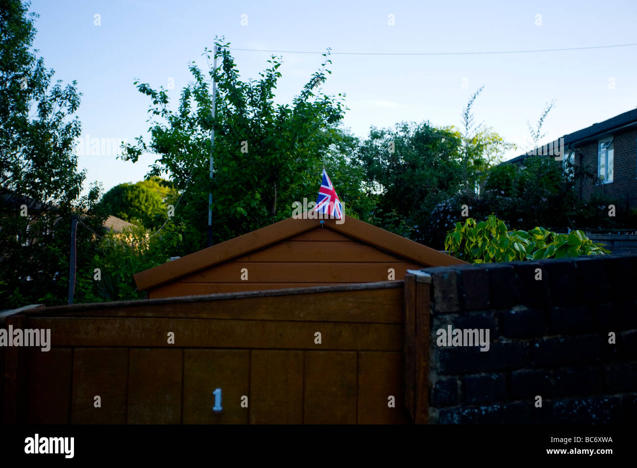 Display patriottica: una bandiera su una Tettoia da giardino. Foto Stock