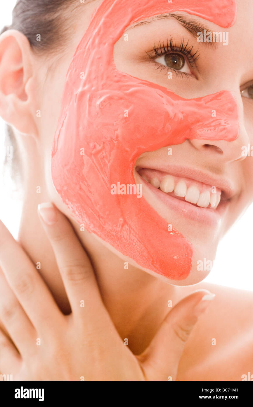 Donna con rosso maschera facciale Foto Stock