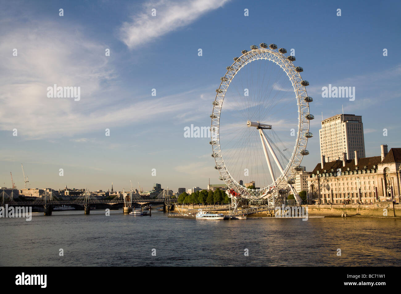 London - London eye nella luce della sera Foto Stock