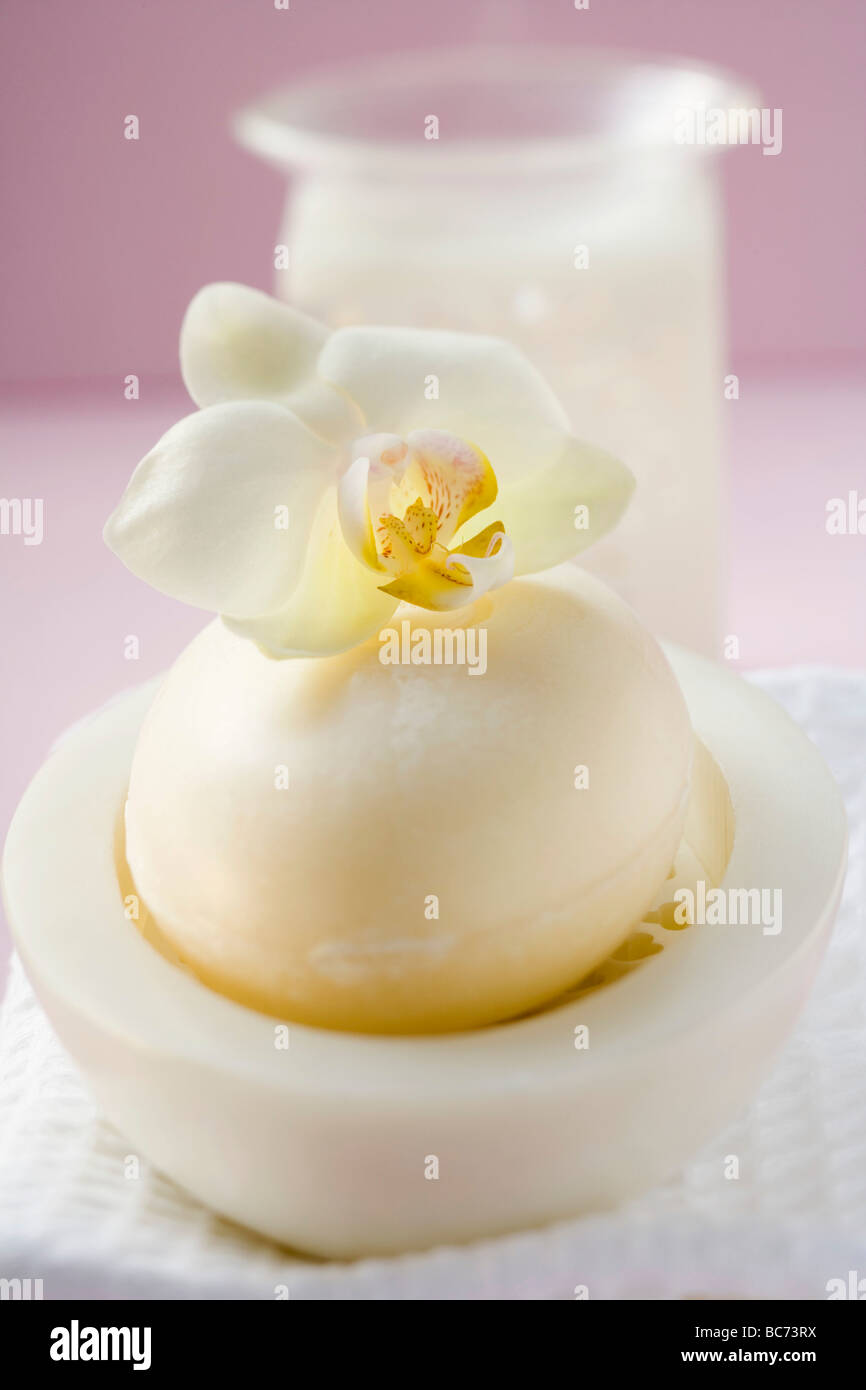 Sapone profumato nel portasapone, asciugamano e windlight - Foto Stock