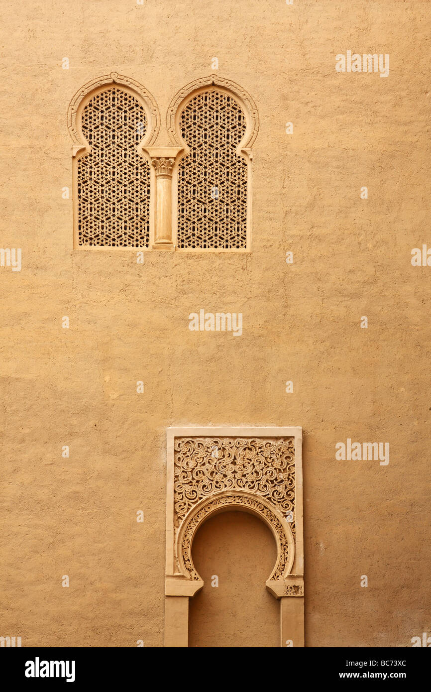 L'architettura Mudejar. Finestra islamica Palacio Castillo de la Aljafería. Zaragoza Spagna Foto Stock