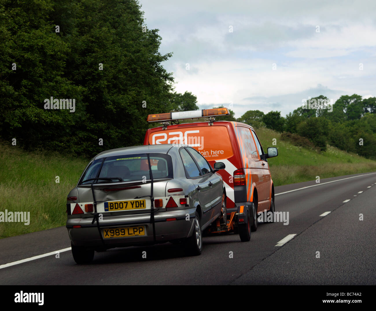 Auto trainato sull'autostrada M40 Inghilterra Foto Stock
