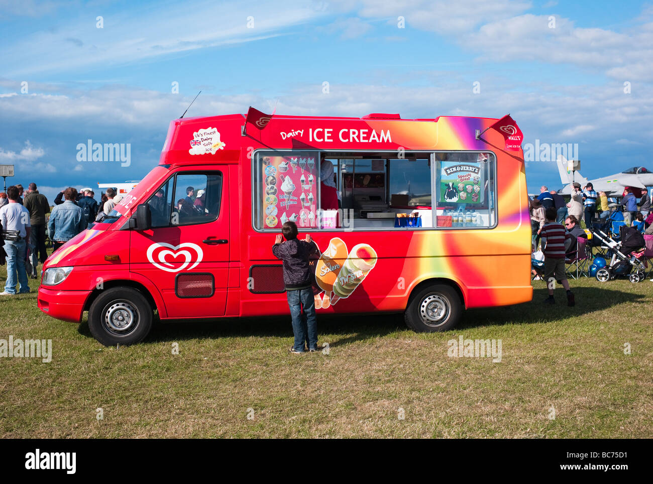 Commerciale di vendita gelati van a pubblico spettacolo con giovani di selezione del cliente Foto Stock