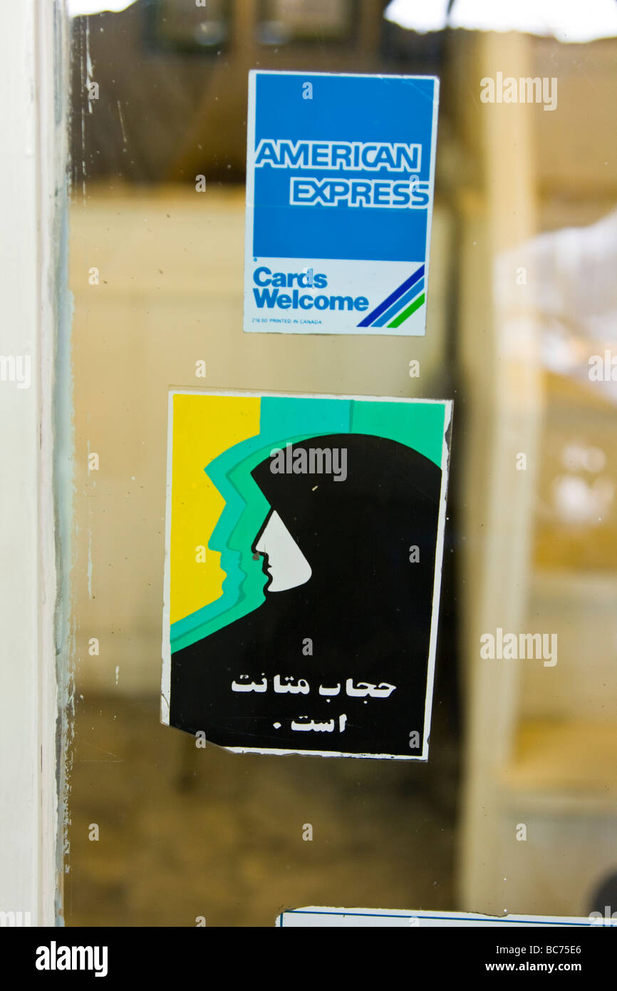 Hejab è la legge segno con American Express in una finestra a Teheran in Iran Foto Stock