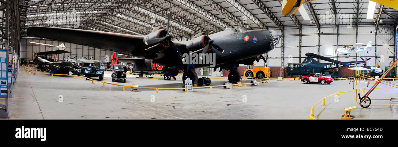 Handley Page WWII bombardiere Halifax center stage nel capannone principale a York museo di aeromobili Foto Stock