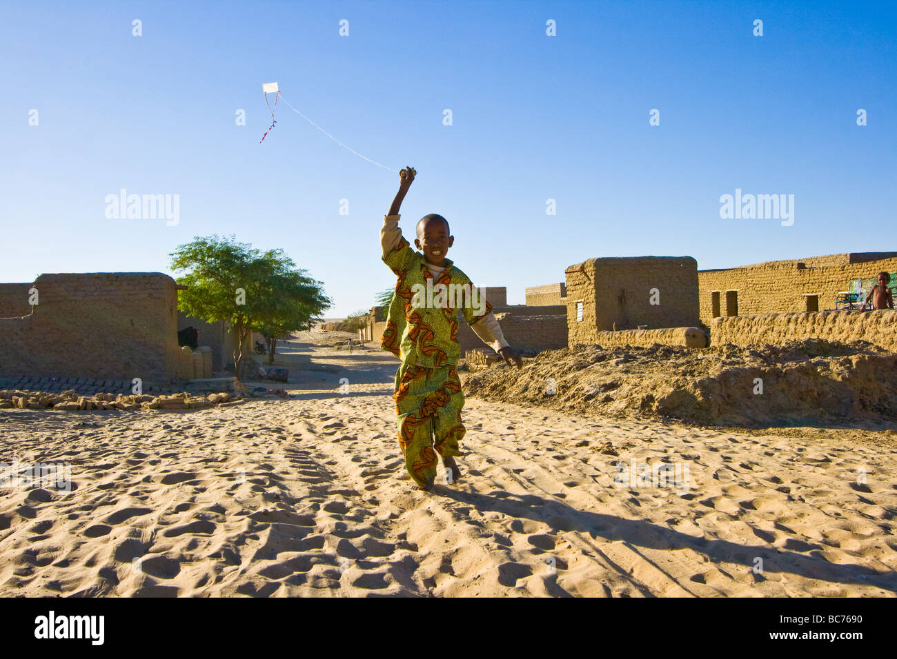 Ragazzo del Mali tirando un aquilone di Timbuktu Mali Foto Stock