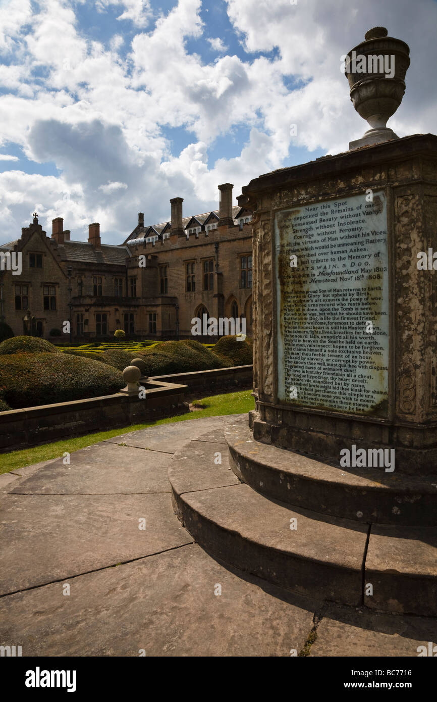 Boatswain s monumento (memorial a Lord Byron's dog Boatswain), Newstead Abbey, Nottinghamshire, England, Regno Unito Foto Stock