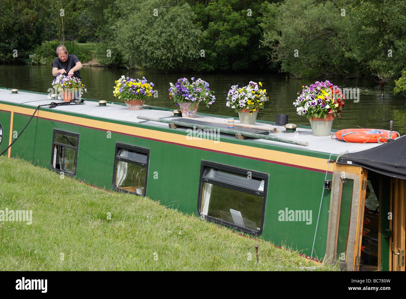 Tende floreali sul display una casa galleggiante sul Tamigi a Abingdon Foto Stock