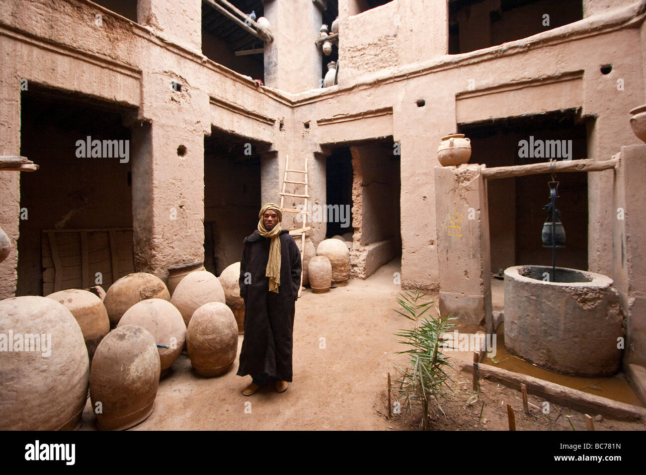 Uomo marocchino all'interno di una Kasbah Amezrou in Marocco Foto Stock