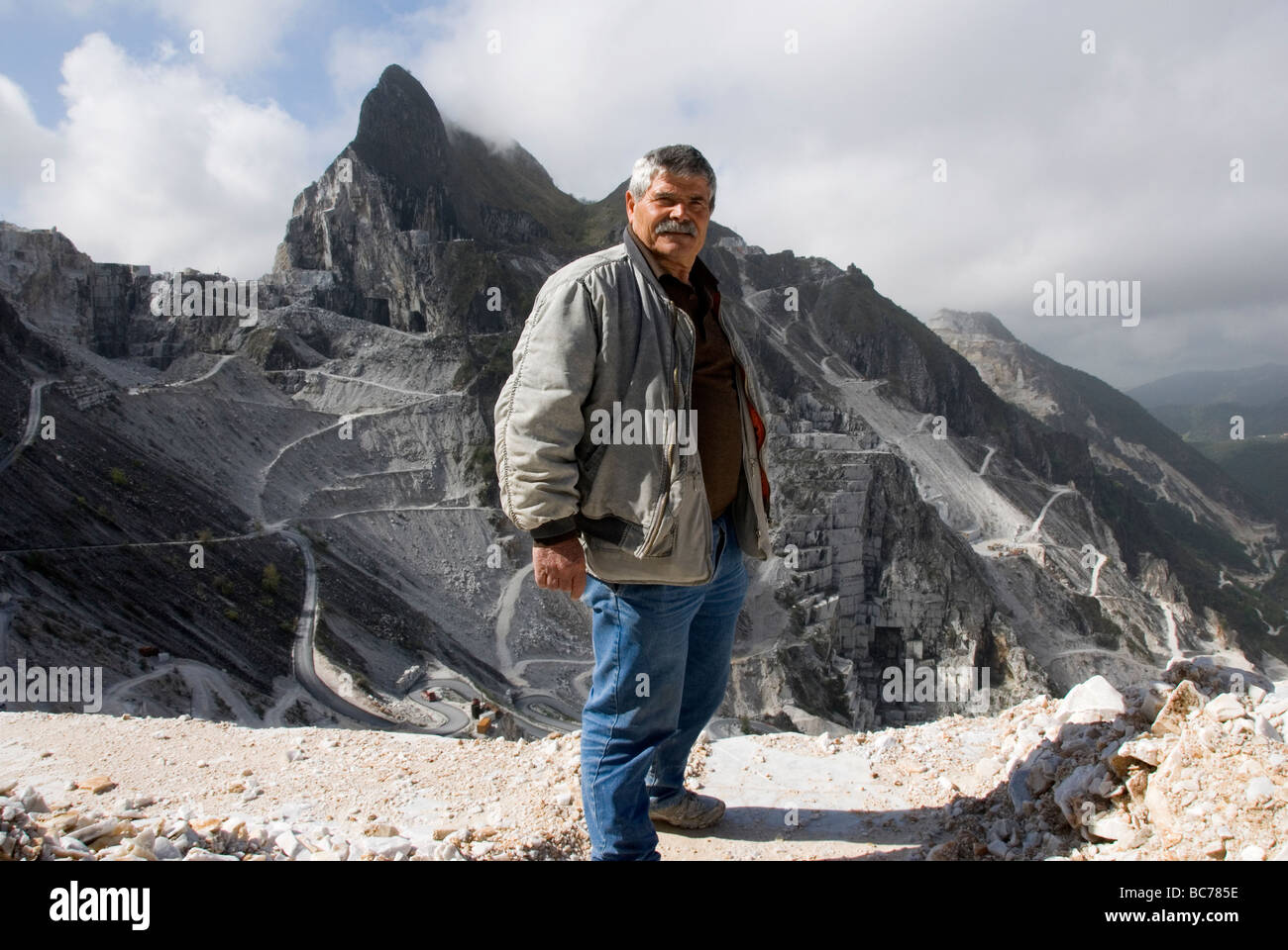 Franco Baratinni proprietario delle Cave Michelangelo in cima a sua  montagna di marmo Foto stock - Alamy