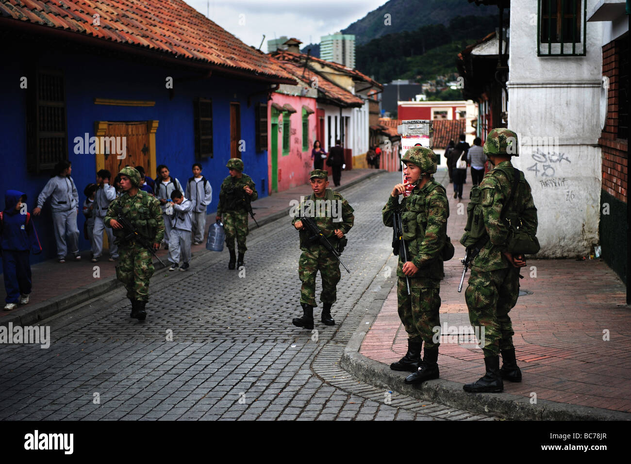 Esercito colombiano di pattuglie La Candelaria quartiere di Bogotá Colombia Foto Stock