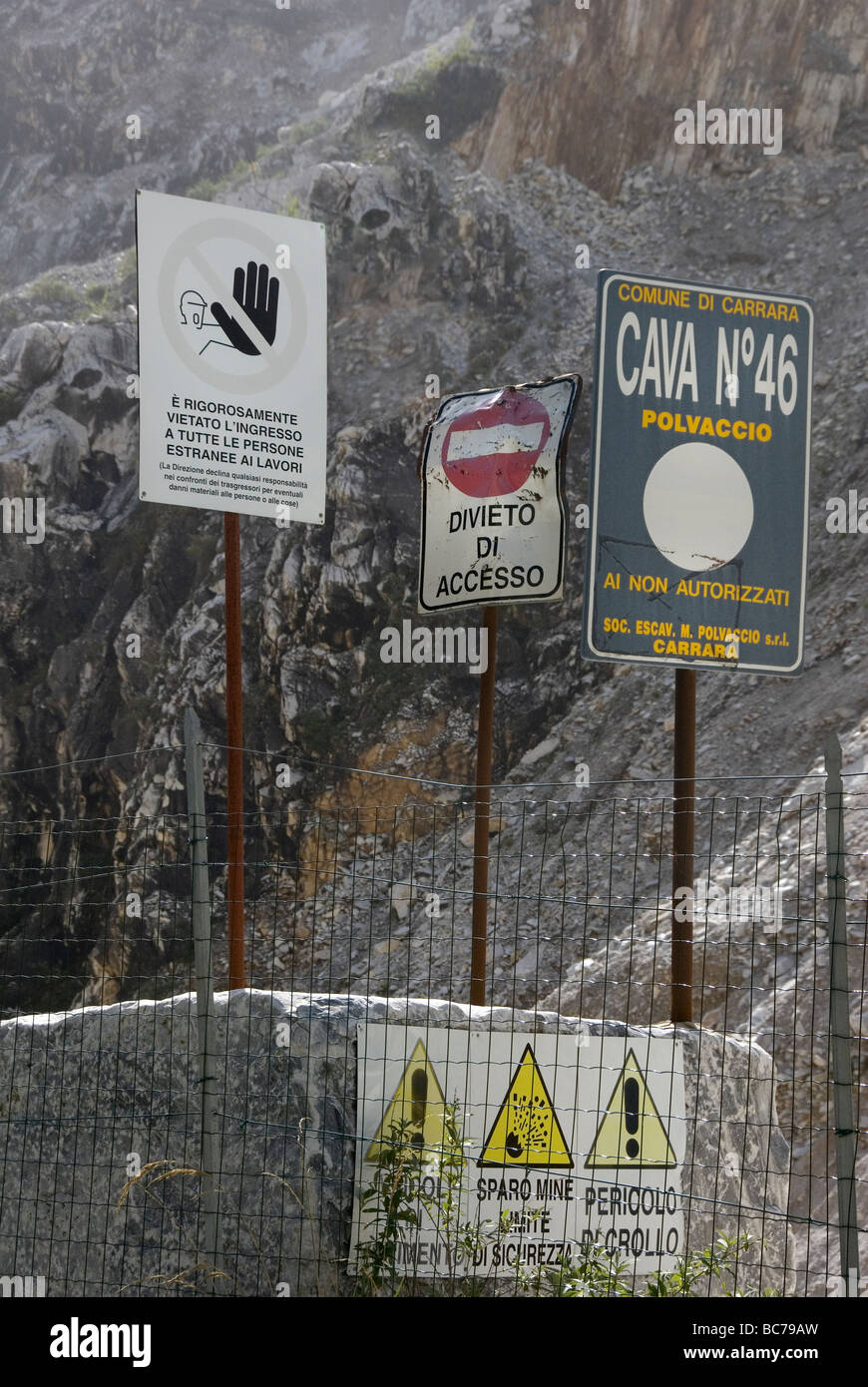 Cartelli di pericolo nelle cave di marmo di Carrara Foto Stock