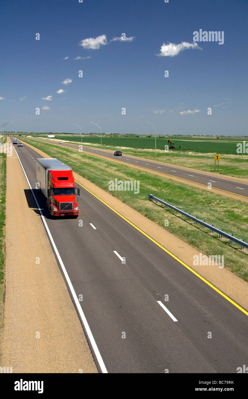 Long Haul carrello viaggia sulla Interstate 70 nella contea di Russell Kansas USA Foto Stock
