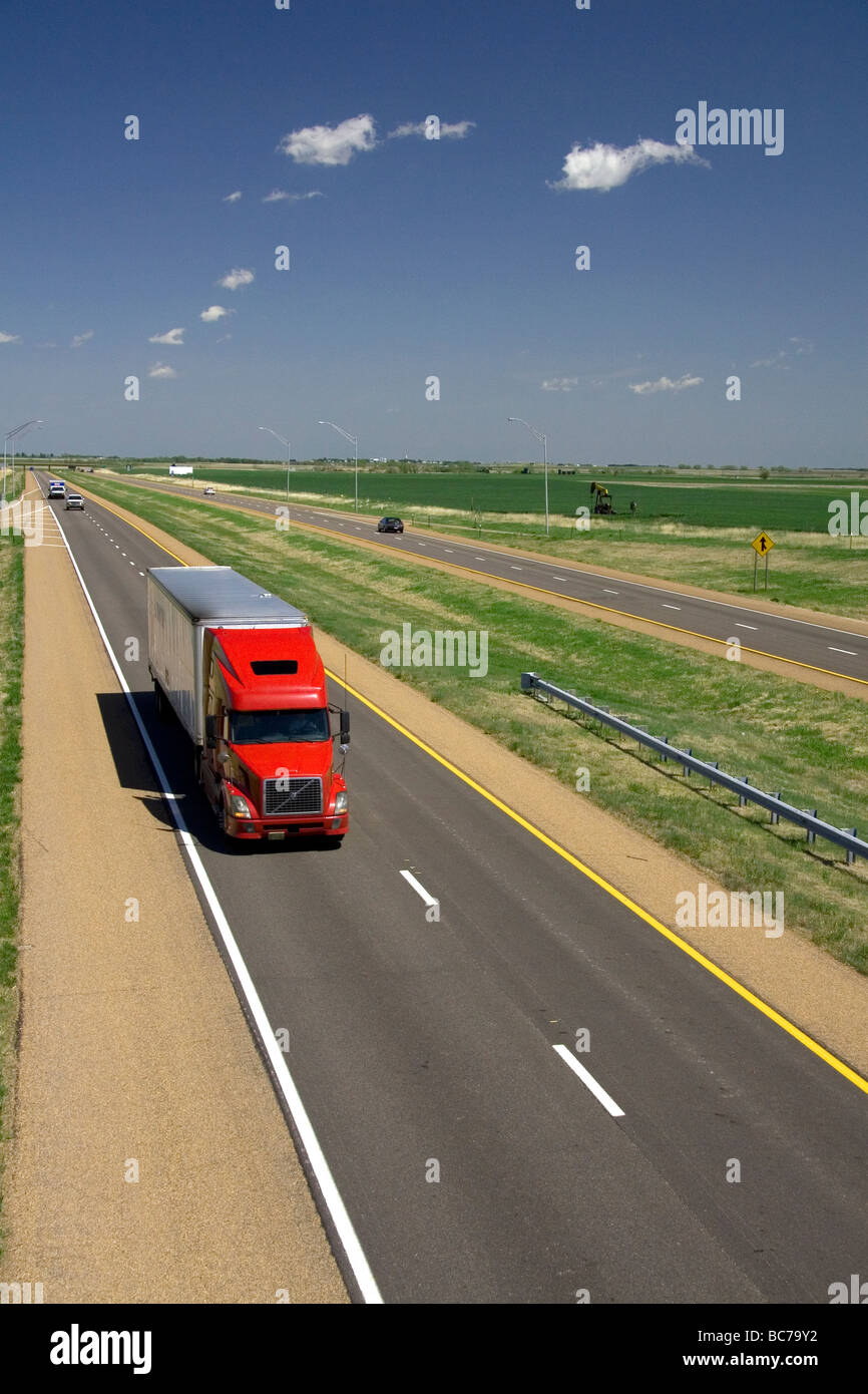 Long Haul carrello viaggia sulla Interstate 70 nella contea di Russell Kansas USA Foto Stock