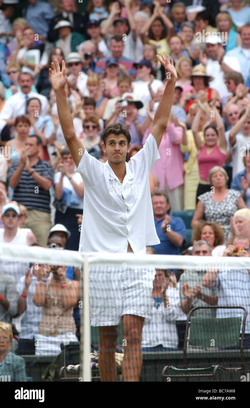 WIMBLEDON TENNIS Championships 2002 Mario Ancic celebrando la vittoria su Roger FEDERER Foto Stock