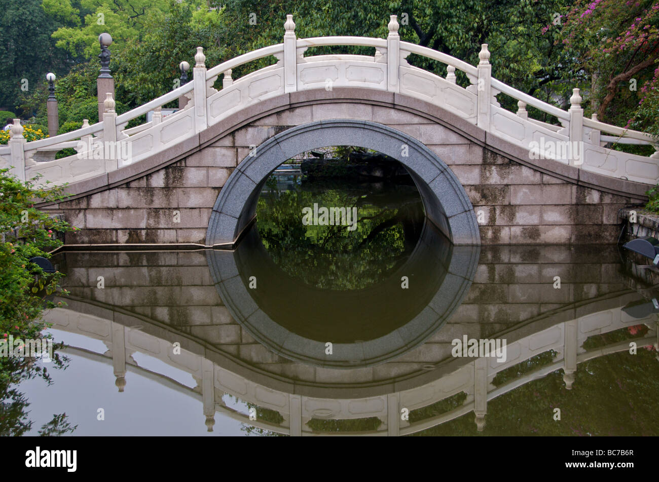 Tradizionale ponte di pietra Elephant Hill Park Guilin Guangxi Cina Foto Stock