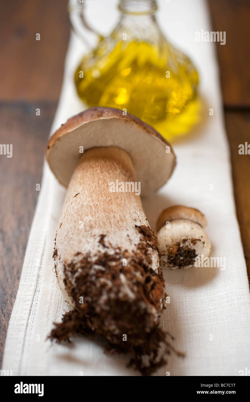 Il CEPS davanti a una caraffa di oliva Olio su tela di lino - Foto Stock