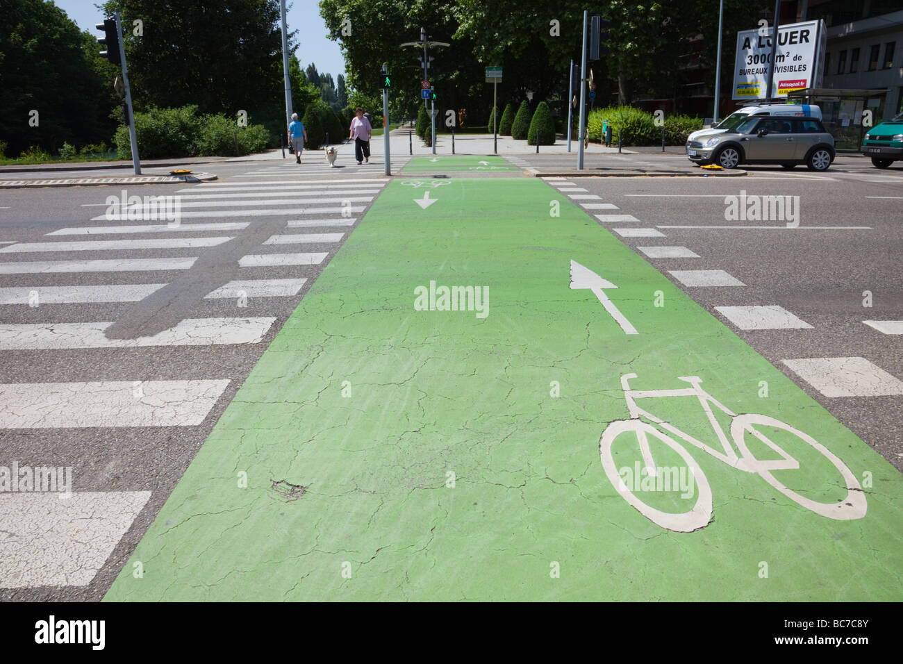 Mulhouse Alsace Francia Europa pedone e bicicletta attraversamento su strada nel centro della città Foto Stock
