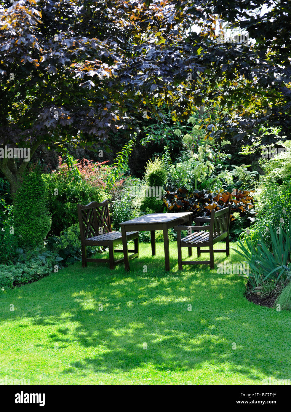 Tavolo e sedie in un paesaggistico giardino inglese in Stoberry Park, Somerset, Regno Unito Foto Stock
