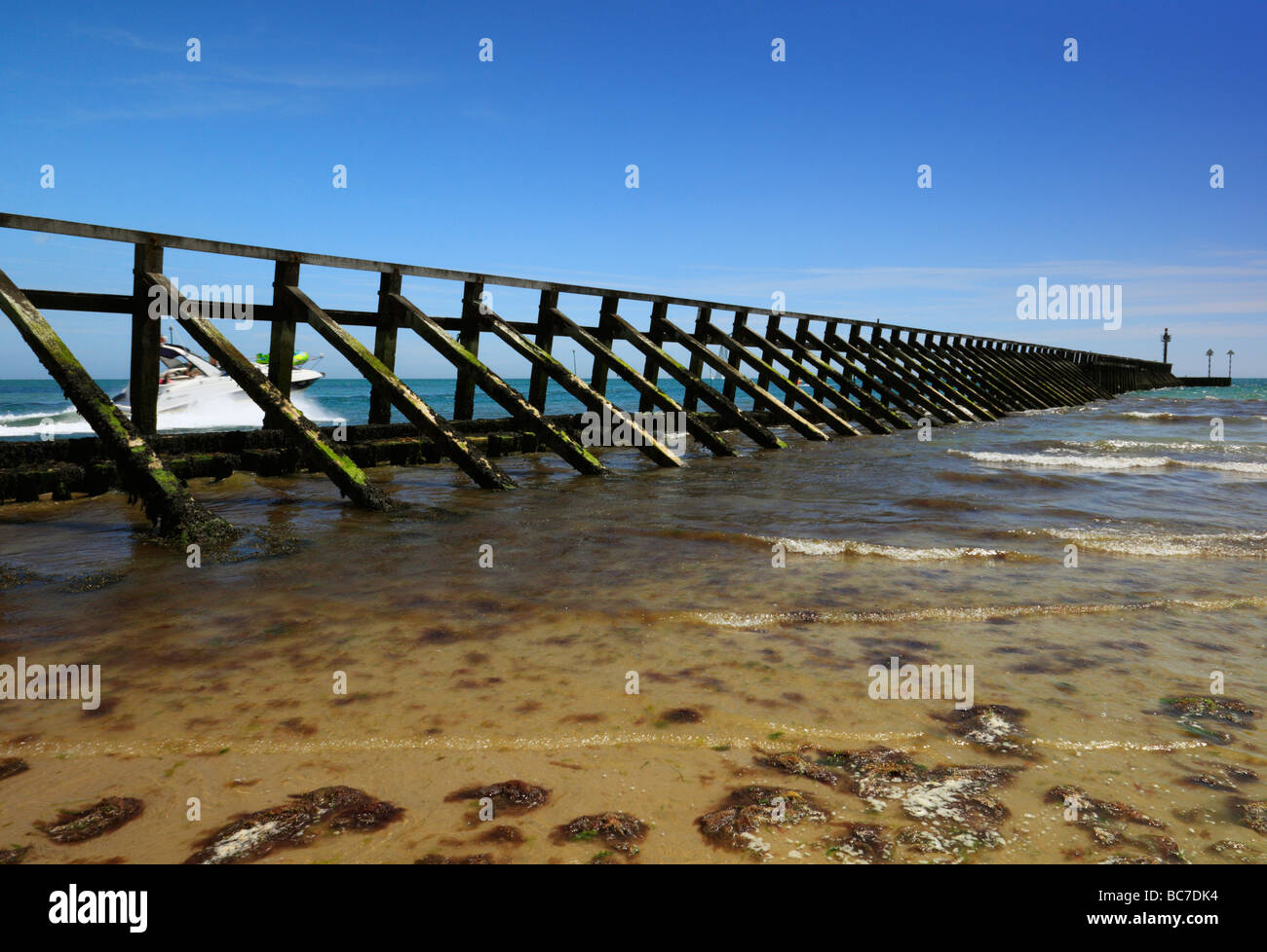 Difesa del Mare groyne Littlehampton West Sussex England Regno Unito Foto Stock