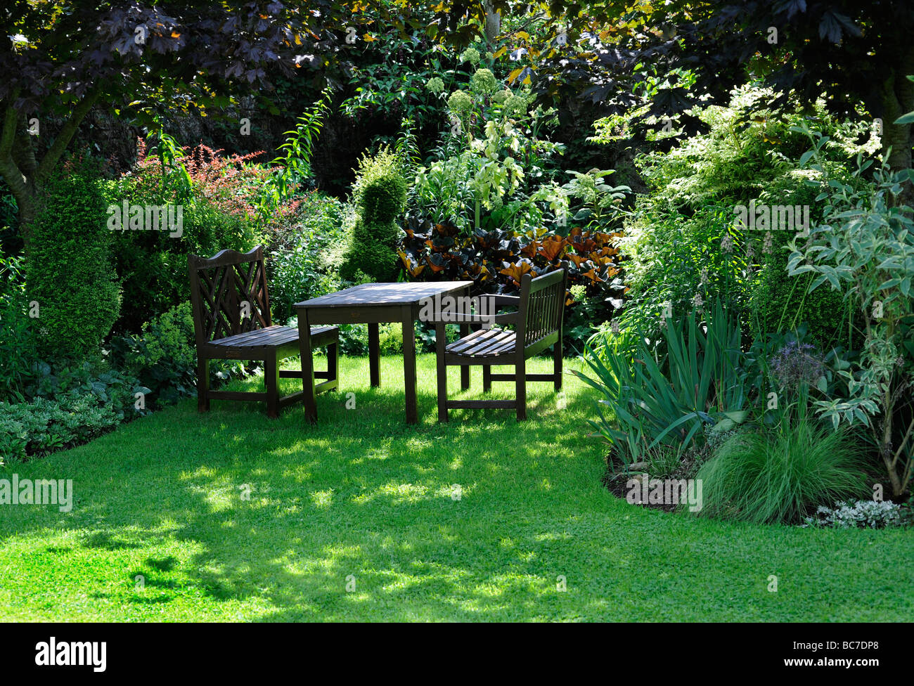 Tavolo e sedie in un paesaggistico giardino inglese in Stoberry Park, Somerset, Regno Unito Foto Stock