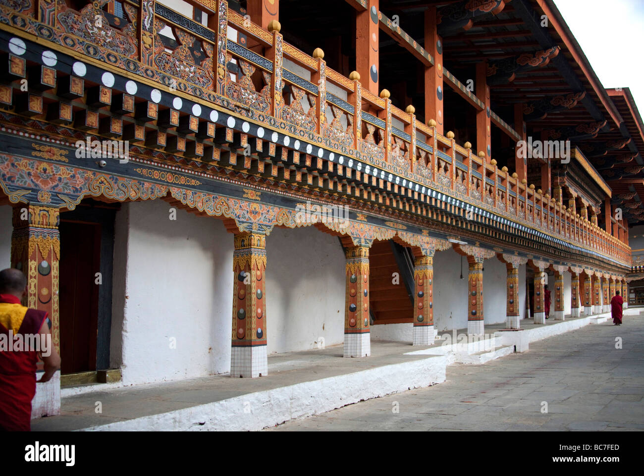 Cortile interno con colonne e dettagli architettonici ofPunakha Dzong monastero .91618 Orizzontale Bhutan-Punakha Foto Stock