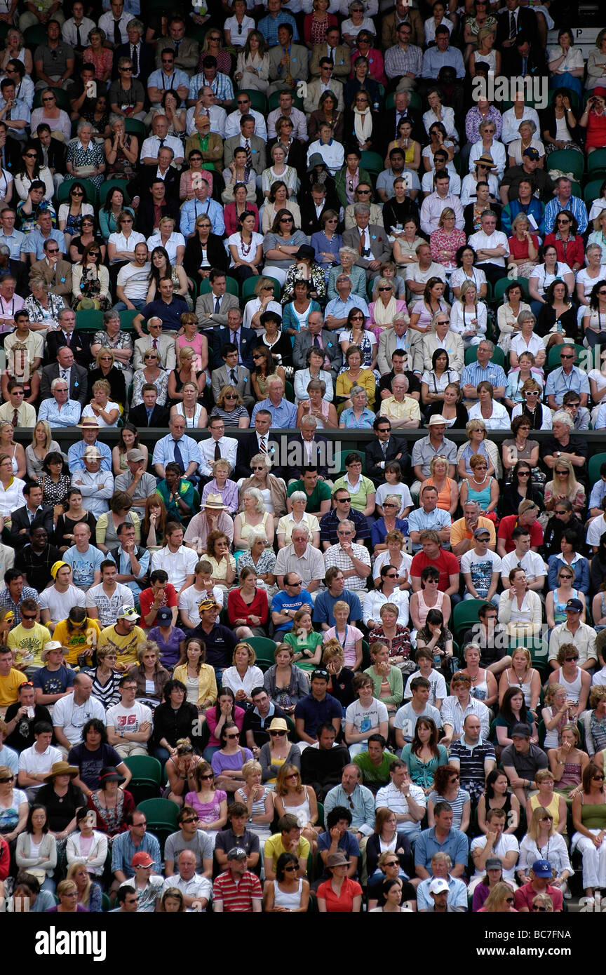 Gli spettatori a guardare il terzo round match tra Andy Murray e Gulbis sul Centre Court Wimbledon nel giugno 2009 Foto Stock