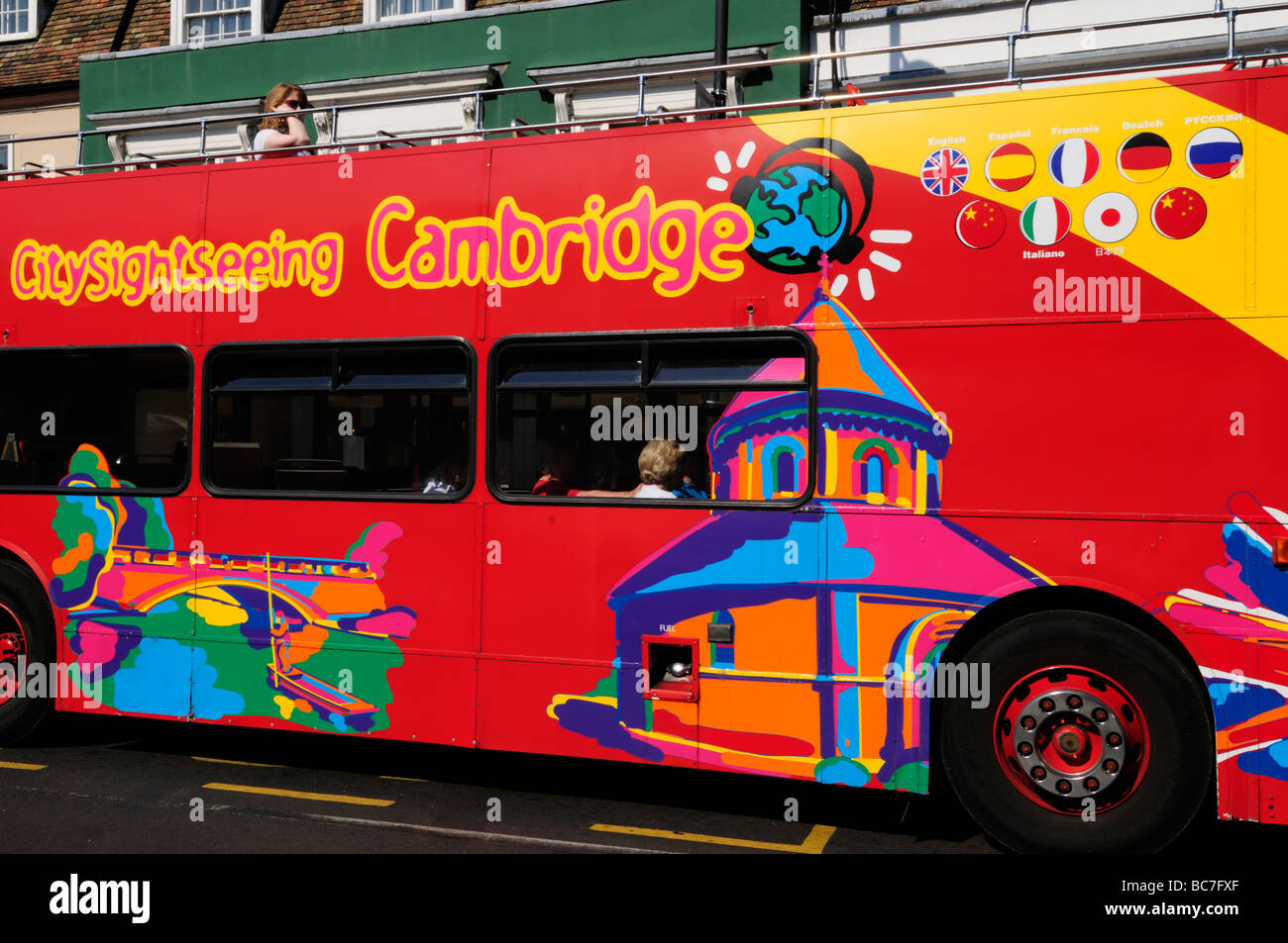 Un City Sightseeing bus turistico in Bridge Street Cambridge Inghilterra REGNO UNITO Foto Stock