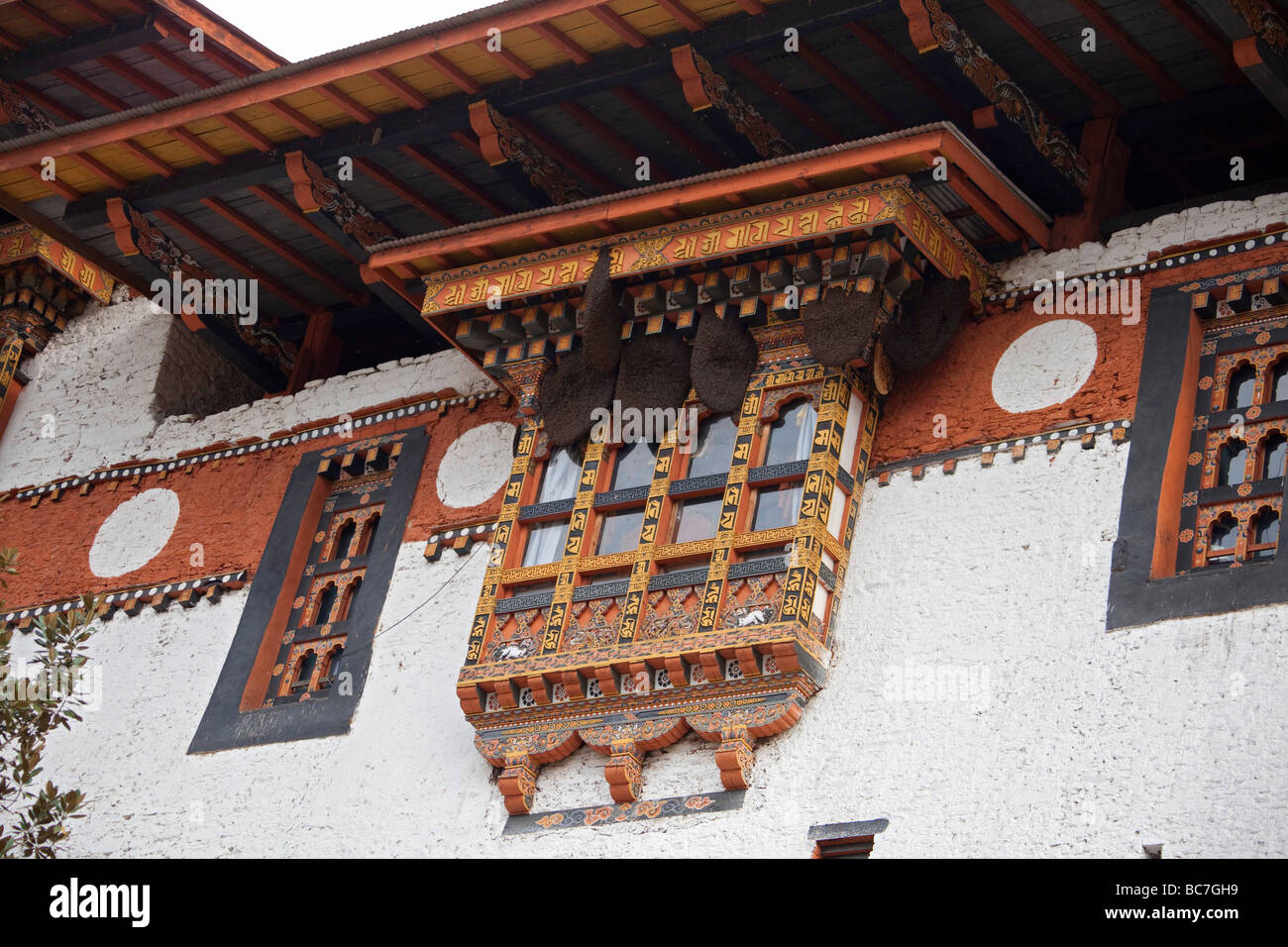 Finestra e costruzione di dettagli architettonici in Punakha Dzong monastero .91608 Orizzontale Bhutan-Punakha Foto Stock