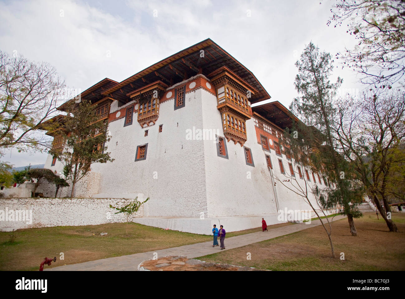Punakha Dzong monastero fortezza con monaci .91607 Orizzontale Bhutan-Punakha Foto Stock