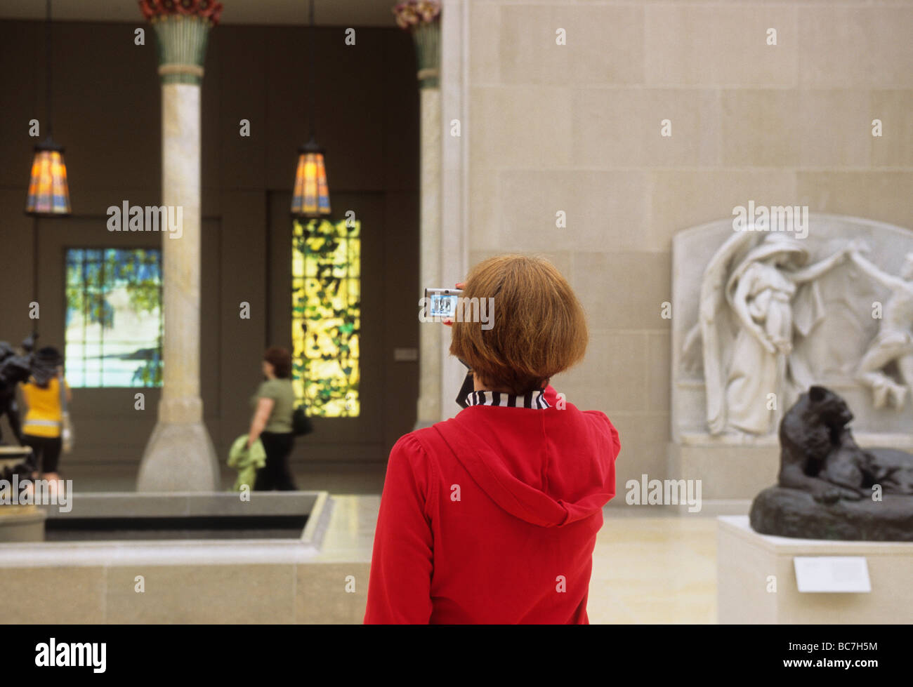 New York City Metropolitan Museum of Art American Wing Interior visitatore fotografando Tiffany vetrate USA Foto Stock