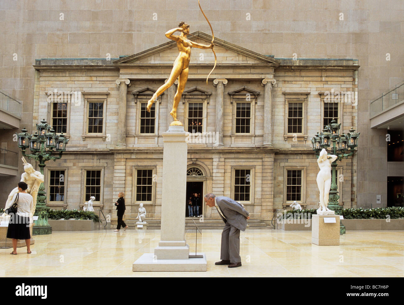 Metropolitan Museum of Art American Wing Charles Engelhard Court (cortile) Augustus Saint Goudens scultura New York City. Punto di riferimento della cultura degli Stati Uniti Foto Stock