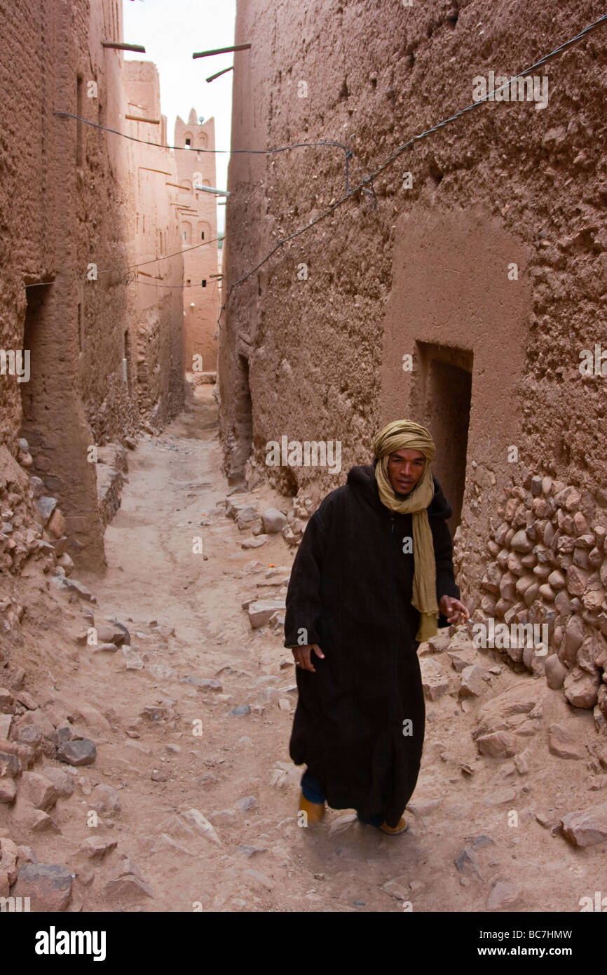 Uomo marocchino all'interno di una Kasbah Amezrou in Marocco Foto Stock
